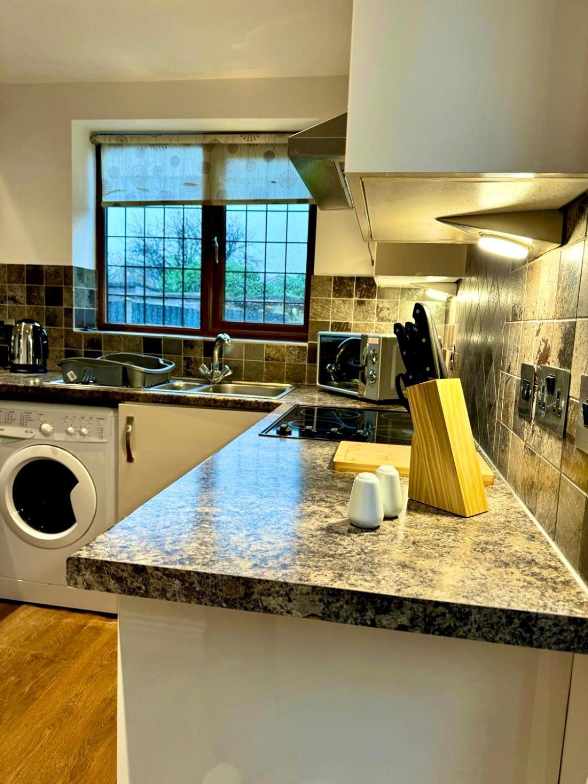 3Br House Ossett-Wakefield, Free Parking 3 Cars Wi Fi Long Stays Eksteriør billede
